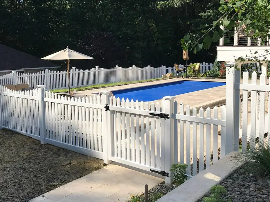 Residential Vinyl fence company in the Southborough MA area.